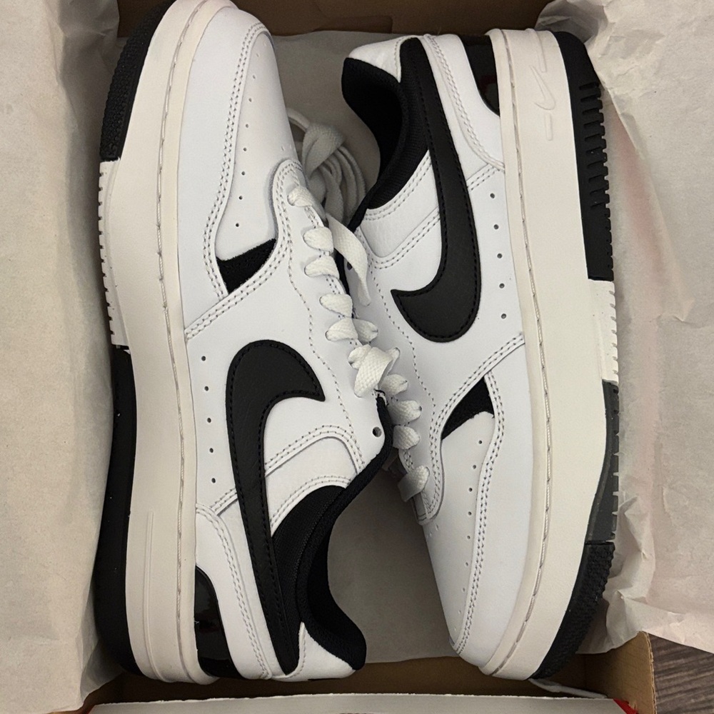 Nike Gamma Force Black and White Sneakers 7 / 5.5